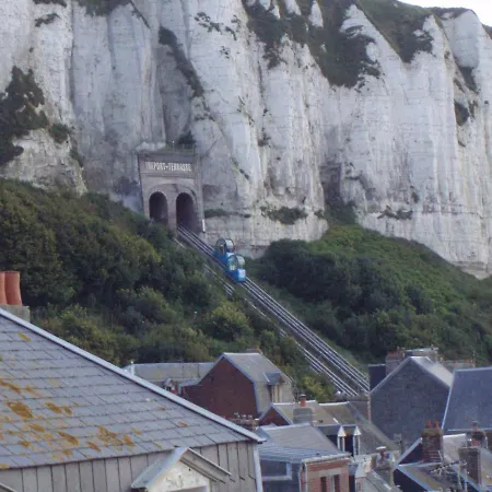 Vue Sur Et Sur L Entree Du Port