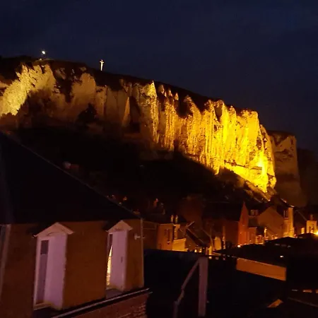 Vue Sur Et Sur L Entree Du Port *