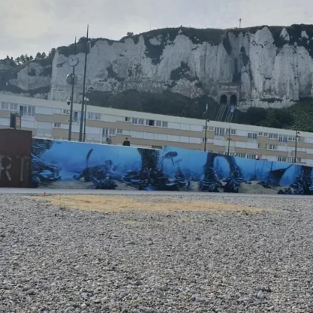 Vue Sur Et Sur L Entree Du Port *