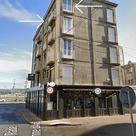 Appartement Vue Sur Et Sur L Entree Du Port *