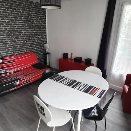 Appartement Vue Sur Et Sur L Entree Du Port *