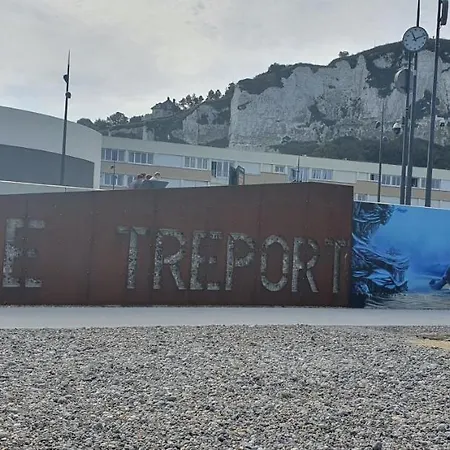 Vue Sur Et Sur L Entree Du Port